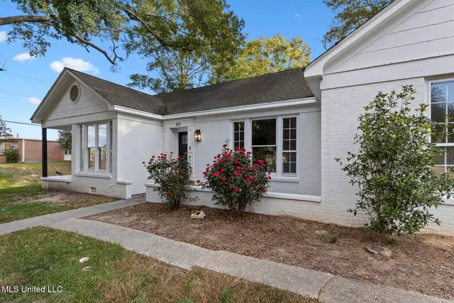 $295,000 | 501 Palestine Street, Raymond, MS 39154