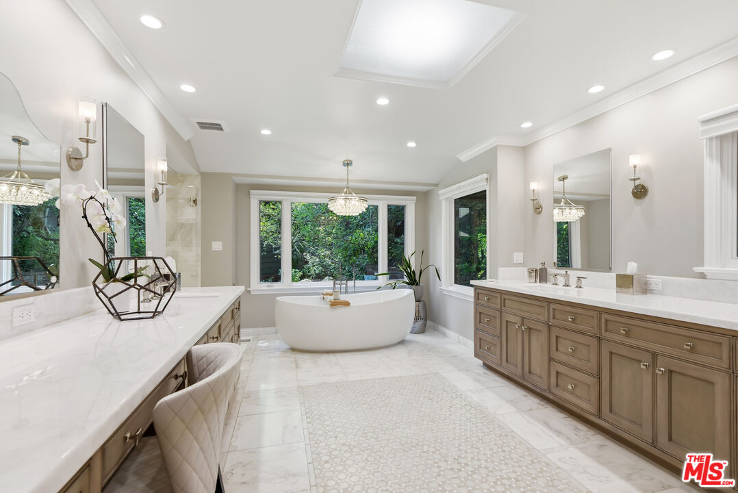 15946 Woodvale Road Los Angeles, CA 91436 - Photo 18 of 49 Gallery Image 18