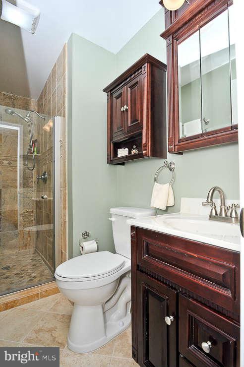 8901 Spur Road Springfield, VA 22153 - Photo 15 of 30 a bathroom with a toilet sink and shower