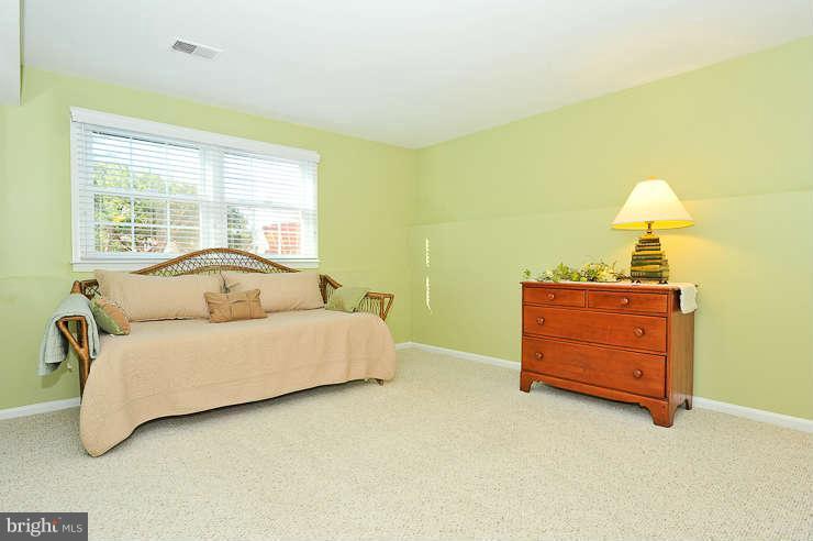 8901 Spur Road Springfield, VA 22153 - Photo 23 of 30 a living room with furniture and a lamp