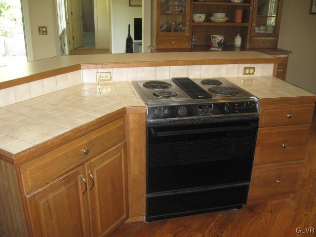 775 Texas Road Easton, PA 18042 - Photo 17 of 41 Jenn Aire Downdraft Range with Attachments