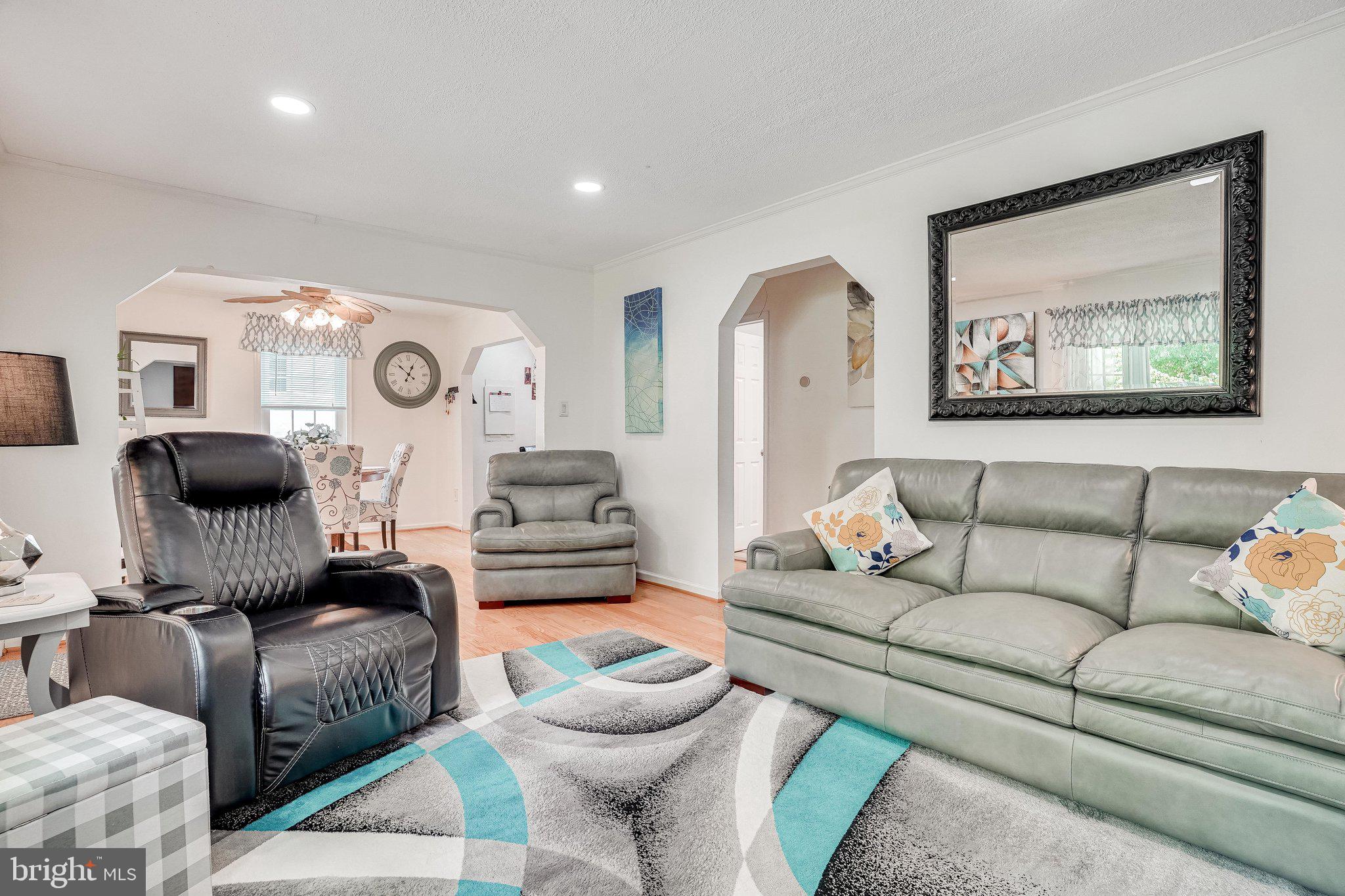 8729 Redman Street Springfield, VA 22153 - Photo 3 of 23 Living area