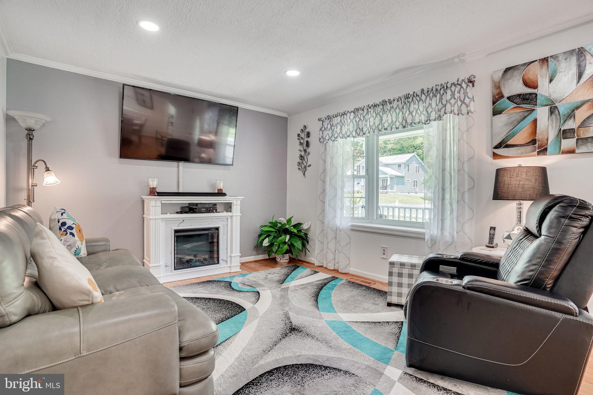 8729 Redman Street Springfield, VA 22153 - Photo 4 of 23 living area elec fireplace doesn't convey