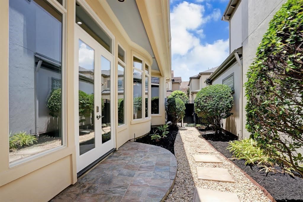 2702 Tudor Manor Houston, TX 77082 - Photo 25 of 25 a view of a patio with table and chairs and potted plants
