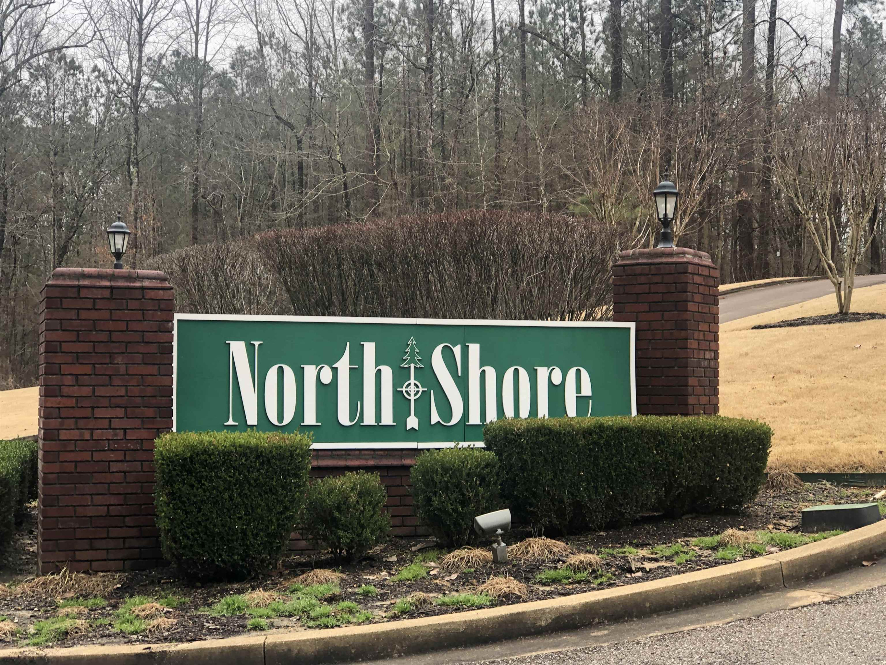 a sign that is sitting on a brick wall