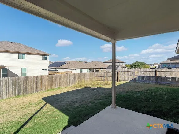 a view of a backyard