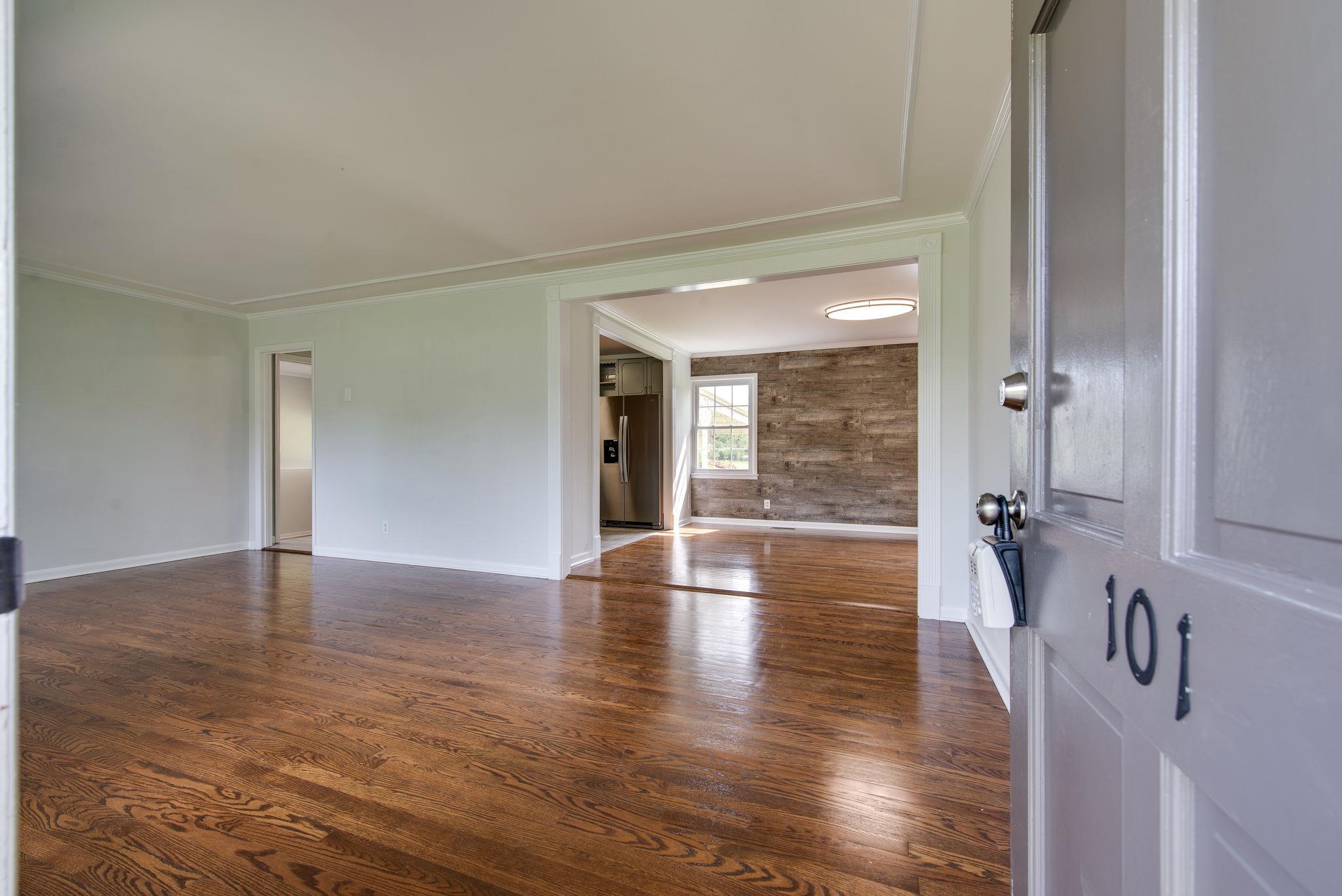 101 Stonewall Road Columbia, TN 38401 - Photo 5 of 27 Gleaming hardwood floors throughout!