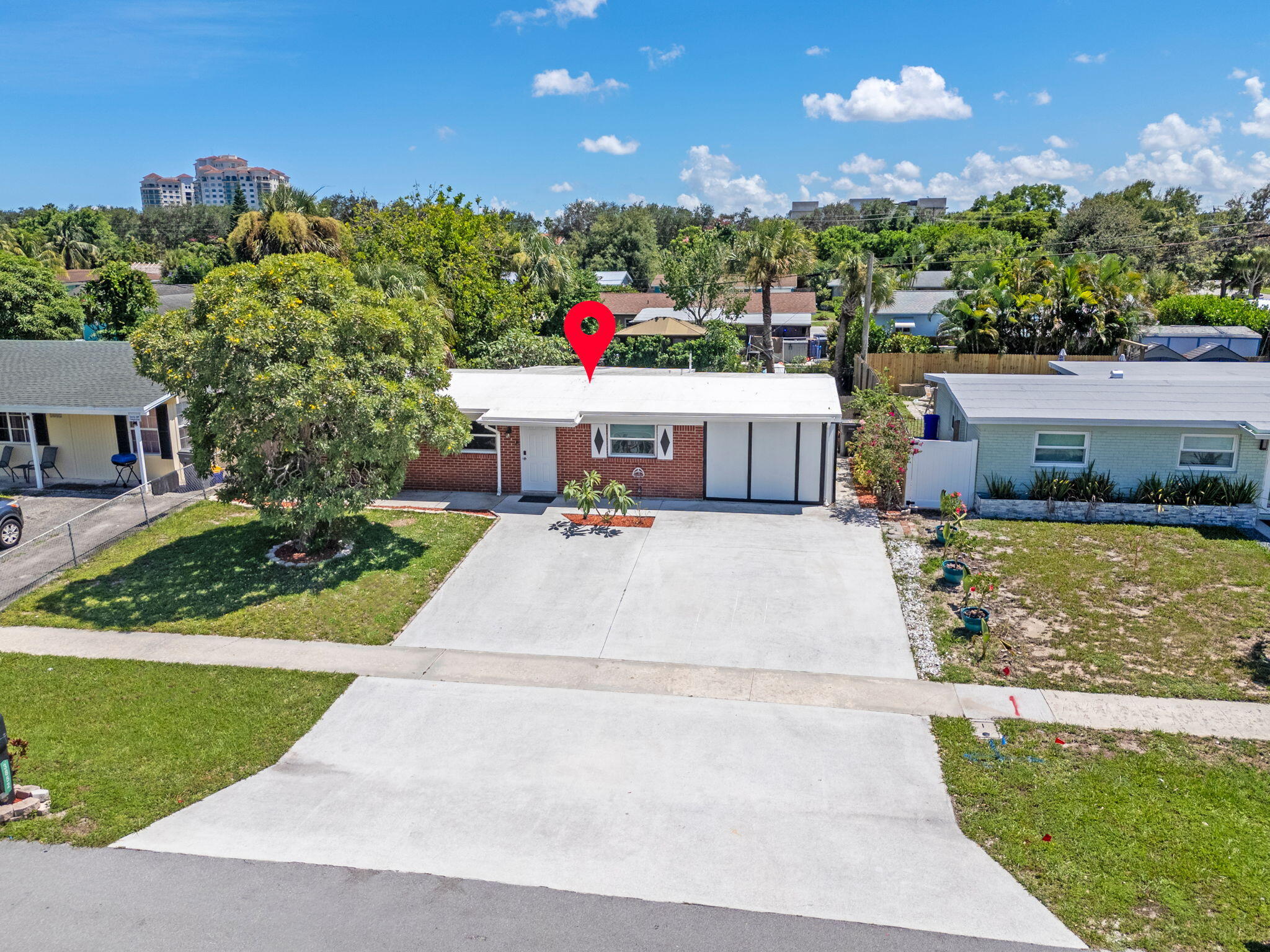 3852 Catalina Road Palm Beach Gardens, FL 33410 - Photo 33 of 48 a view of a house with a yard