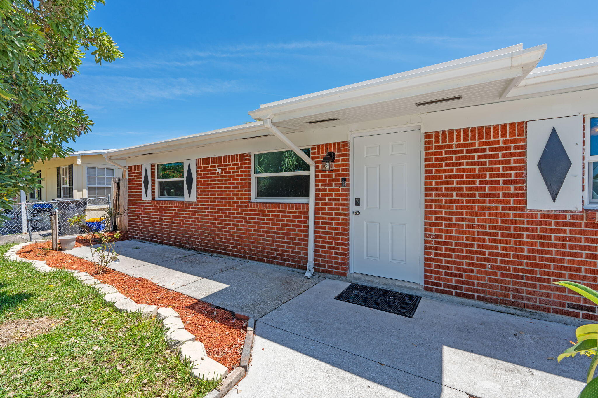 3852 Catalina Road Palm Beach Gardens, FL 33410 - Photo 6 of 48 a view of backyard with a table and chair