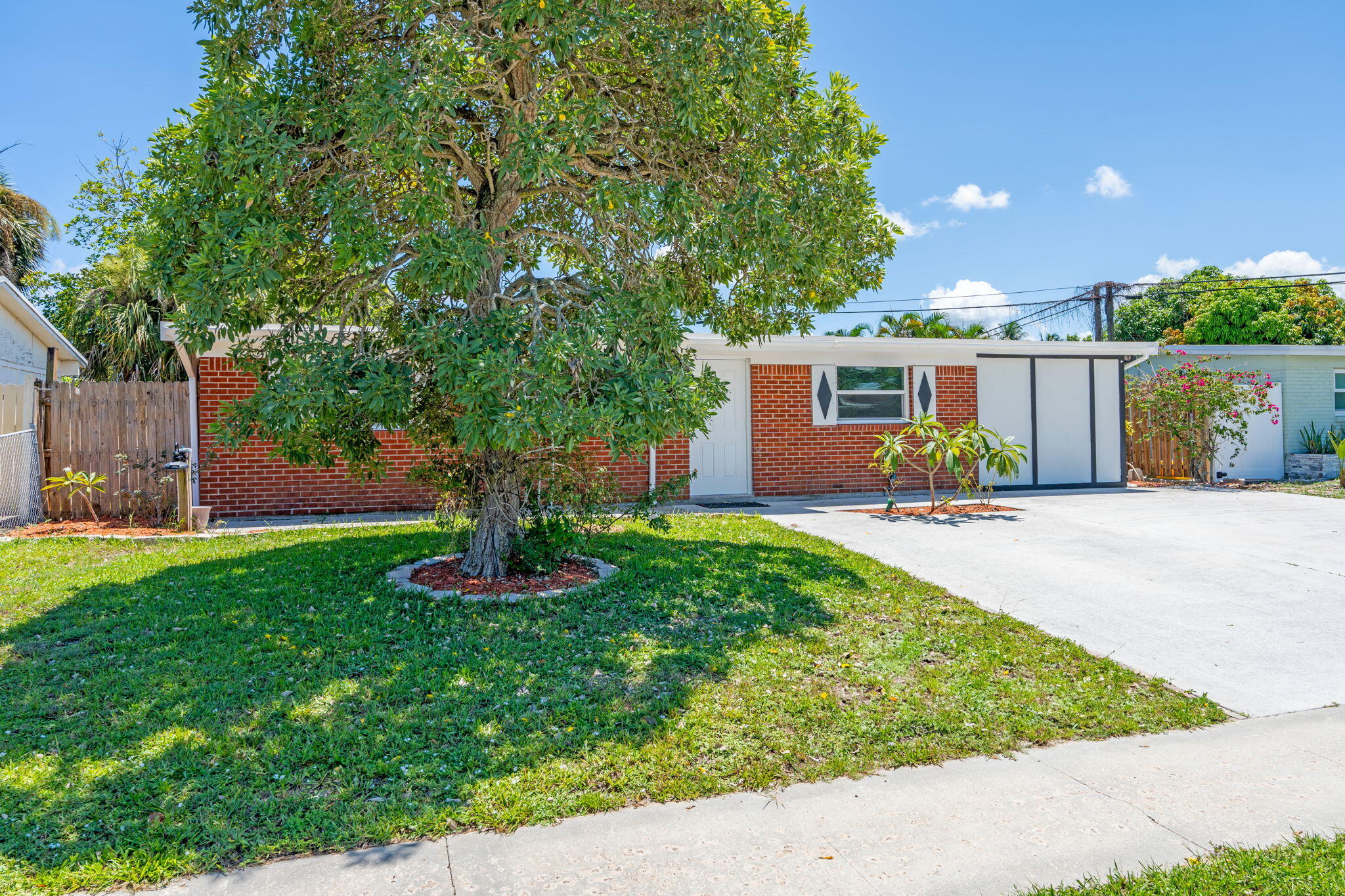 3852 Catalina Road Palm Beach Gardens, FL 33410 - Photo 7 of 48 a front view of house with yard and green space