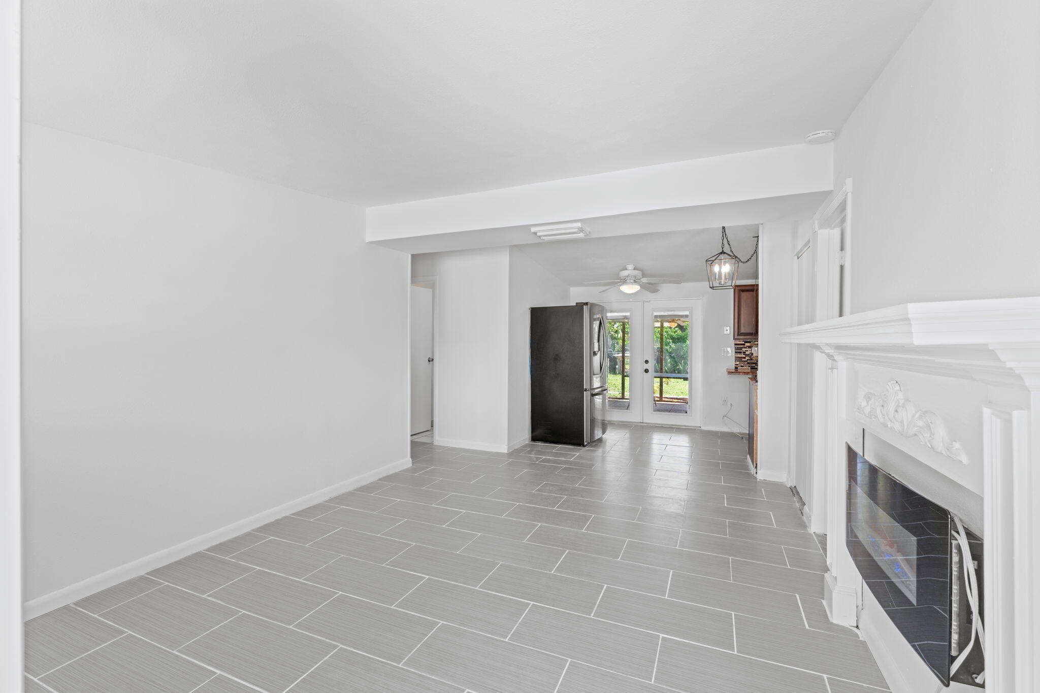 3852 Catalina Road Palm Beach Gardens, FL 33410 - Photo 10 of 48 a view of a hallway with an empty room
