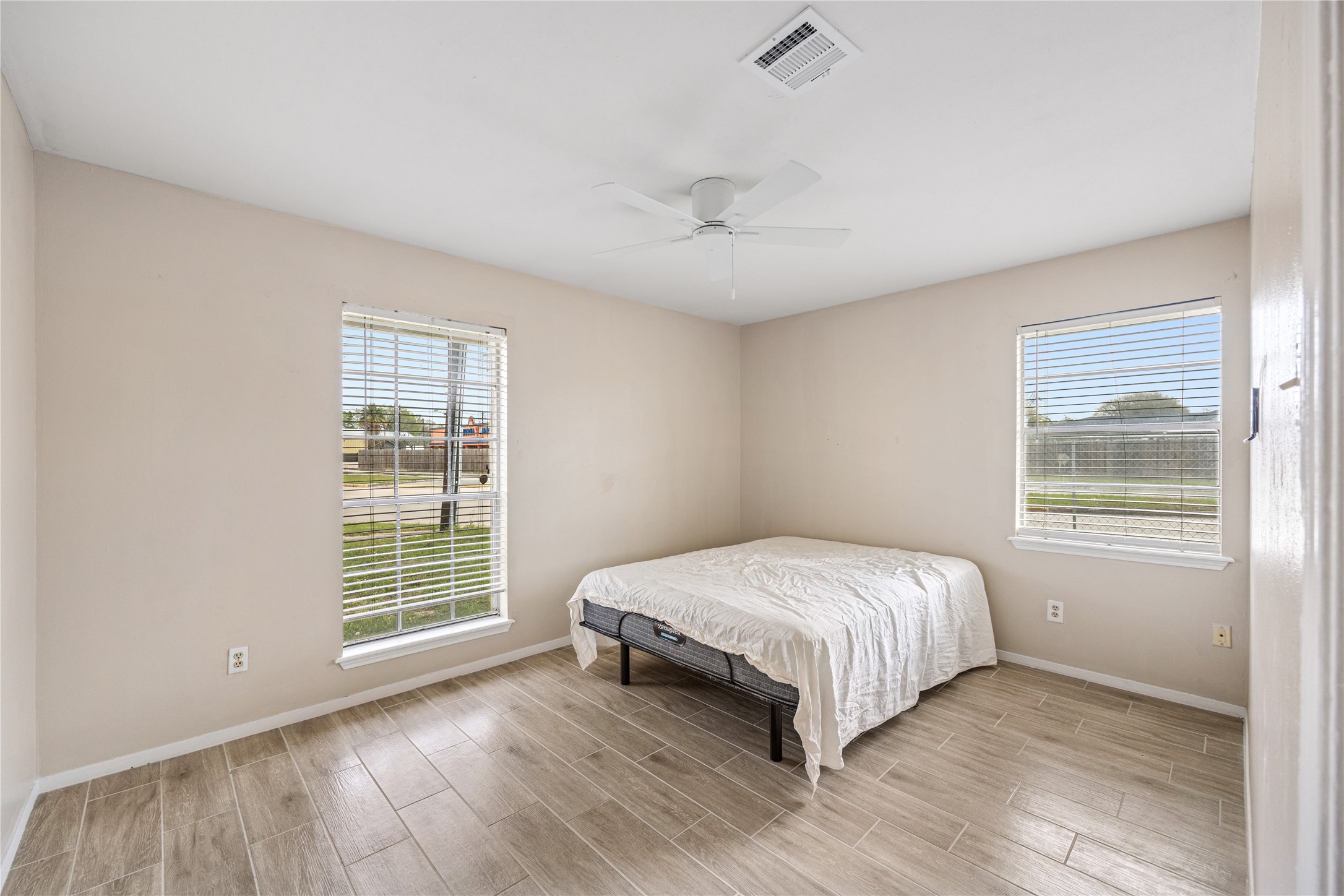 70 Annette Lane Houston, TX 77076 - Photo 11 of 19