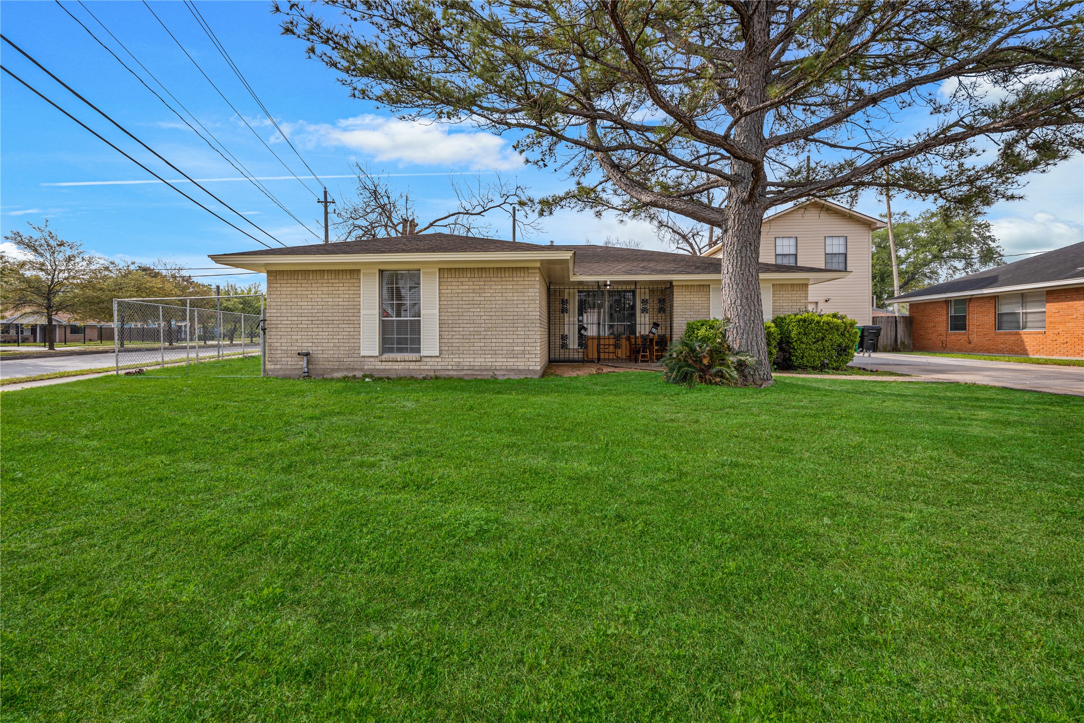 70 Annette Lane Houston, TX 77076 - Photo 2 of 19