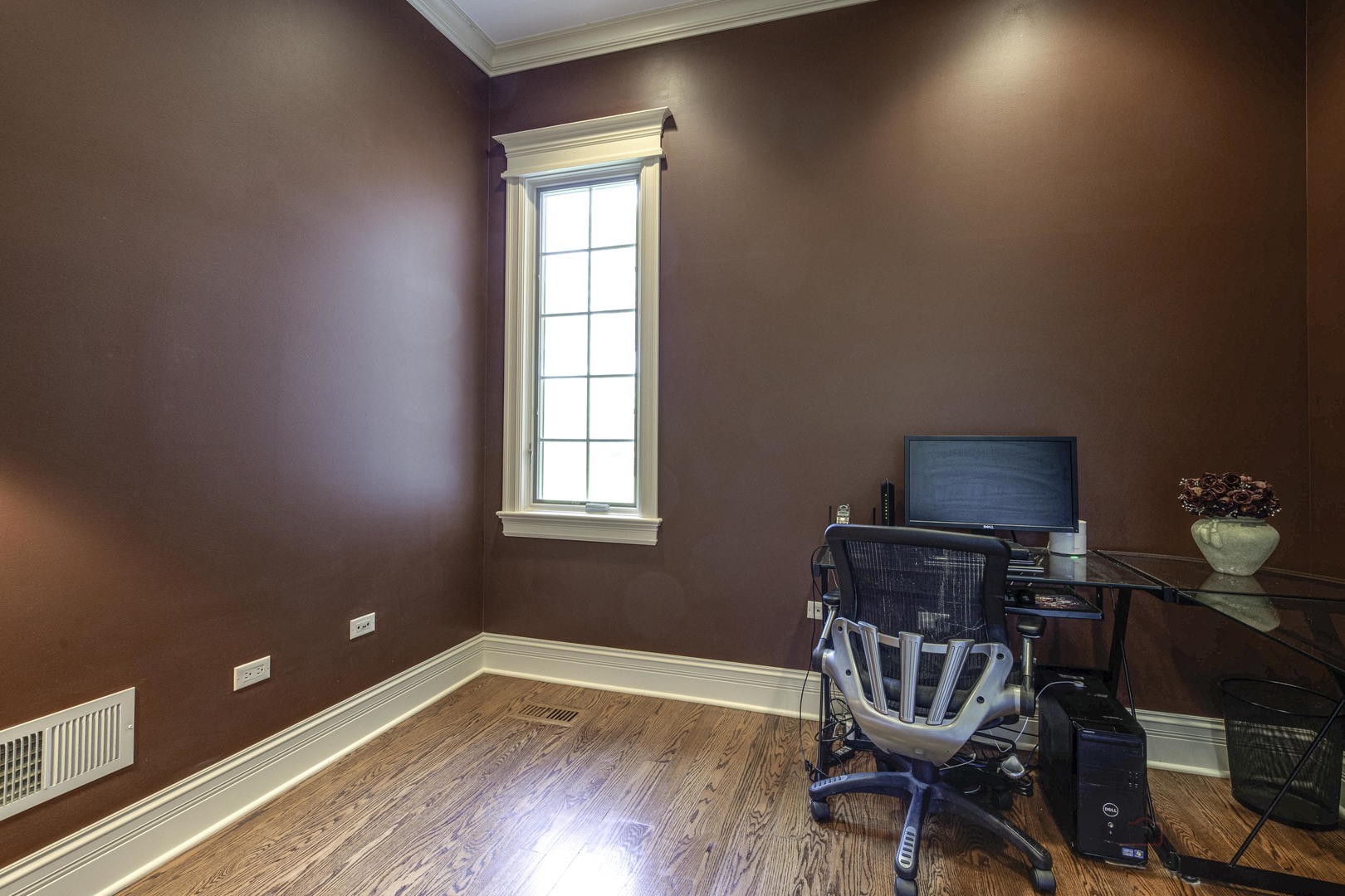 214 Linden Road Northbrook, IL 60062 - Photo 22 of 56 a workspace with furniture and a window