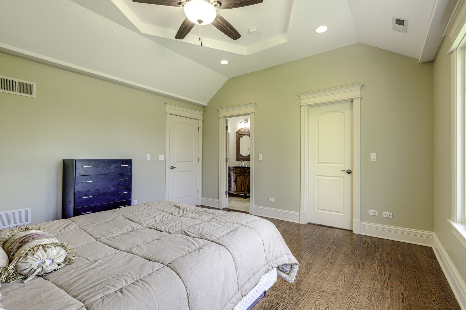 214 Linden Road Northbrook, IL 60062 - Photo 37 of 56 a bedroom with a bed and a dresser