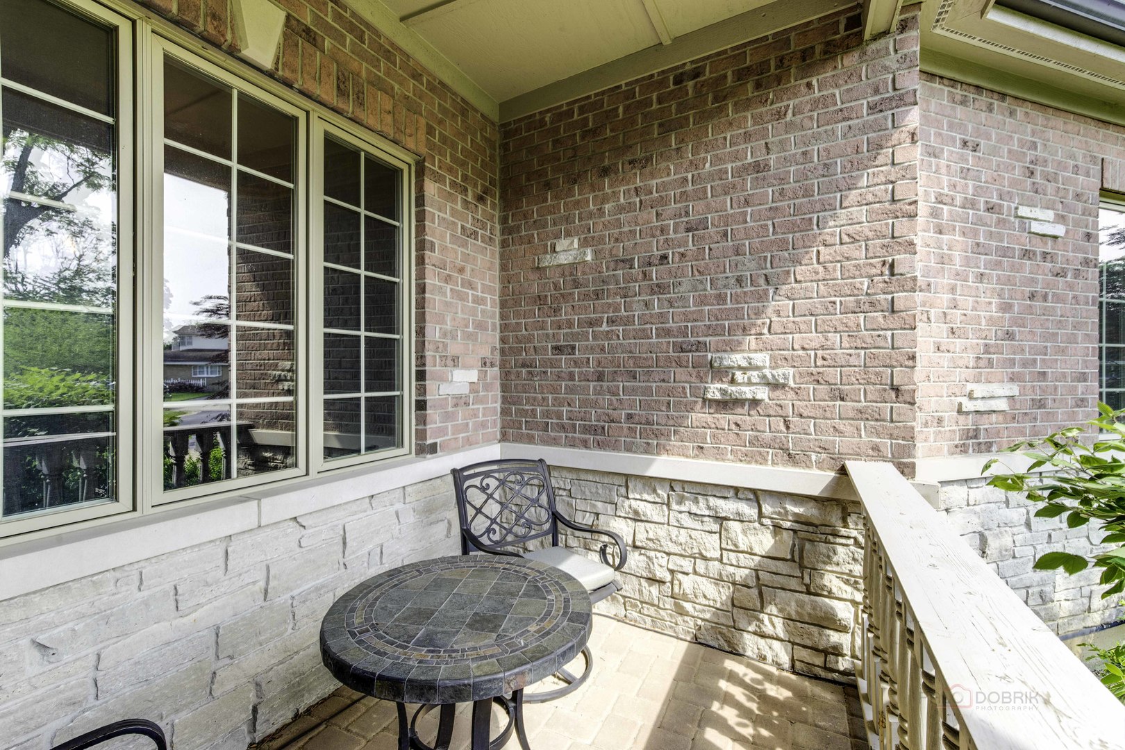 214 Linden Road Northbrook, IL 60062 - Photo 7 of 56 a view of a chair and table in back of the house