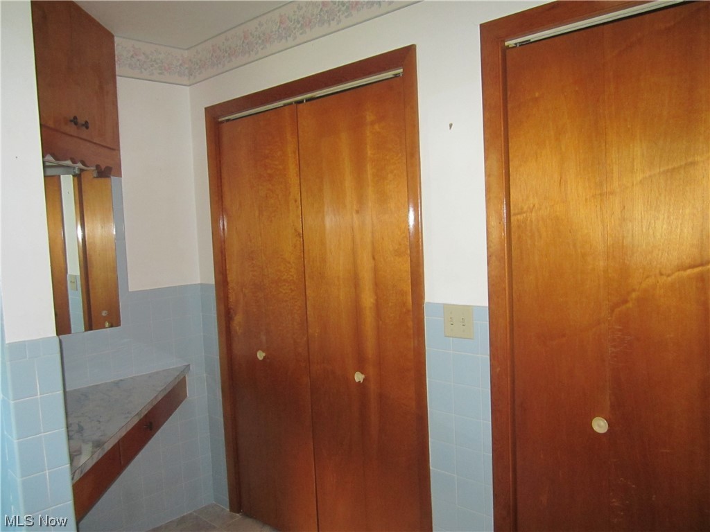 200 Summit Road Marietta, OH 45750 - Photo 21 of 35 Hallway featuring tile walls