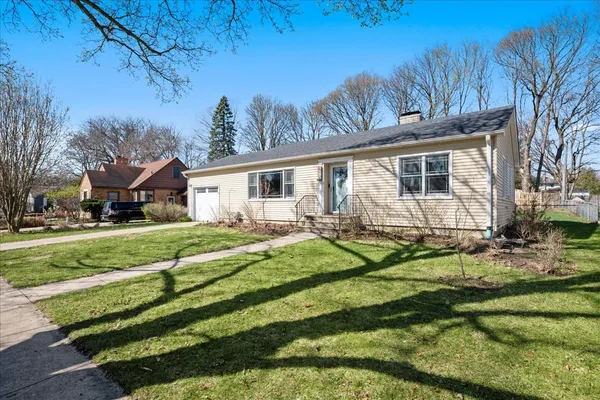 $395,000 | 612 Illinois Street, Geneva, IL 60134