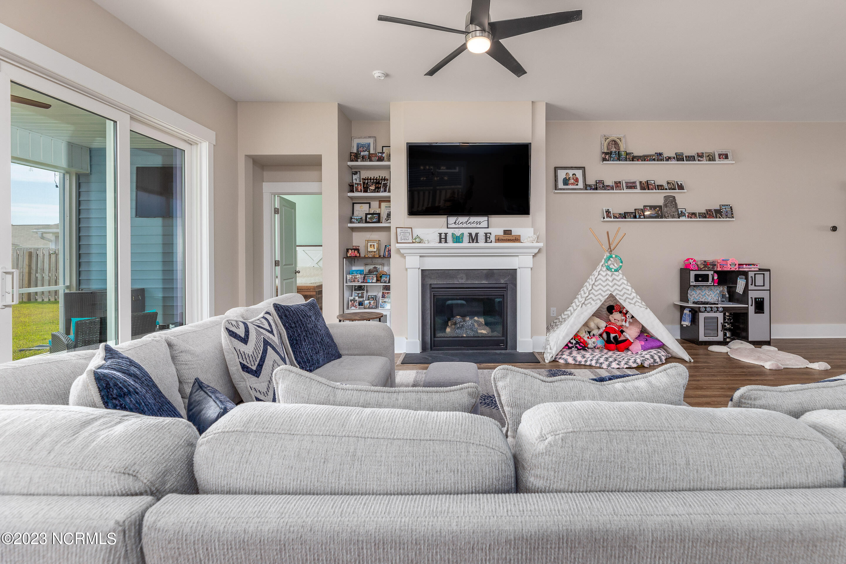 416 Edgewater Way Surf City, NC 28445 - Photo 10 of 35 Living Area