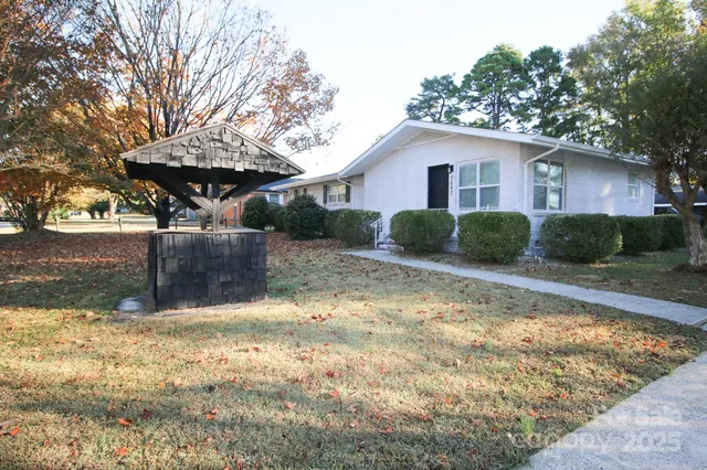 a view of a house with a yard