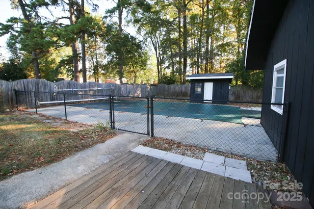 a view of a backyard