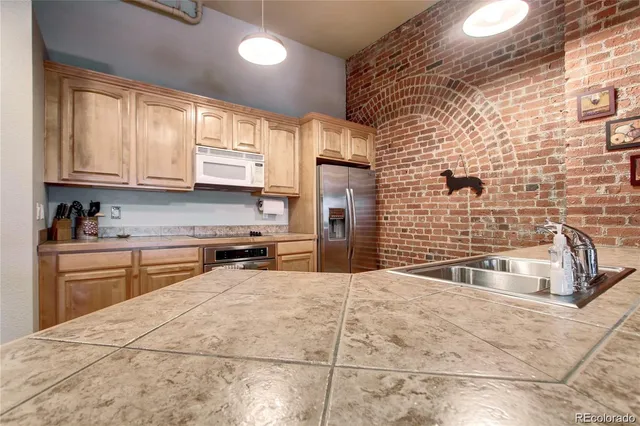 $2,400 | 2560 Blake Street, Unit 203, Denver, CO 80205