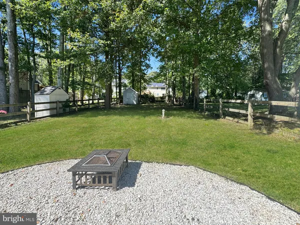 a lawn chairs sitting in the grass near a park