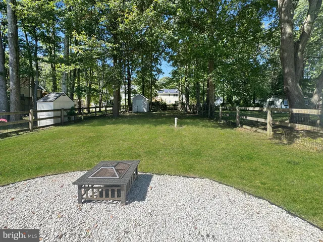 a lawn chairs sitting in the grass near a park