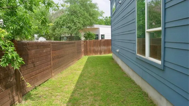 a view of a backyard