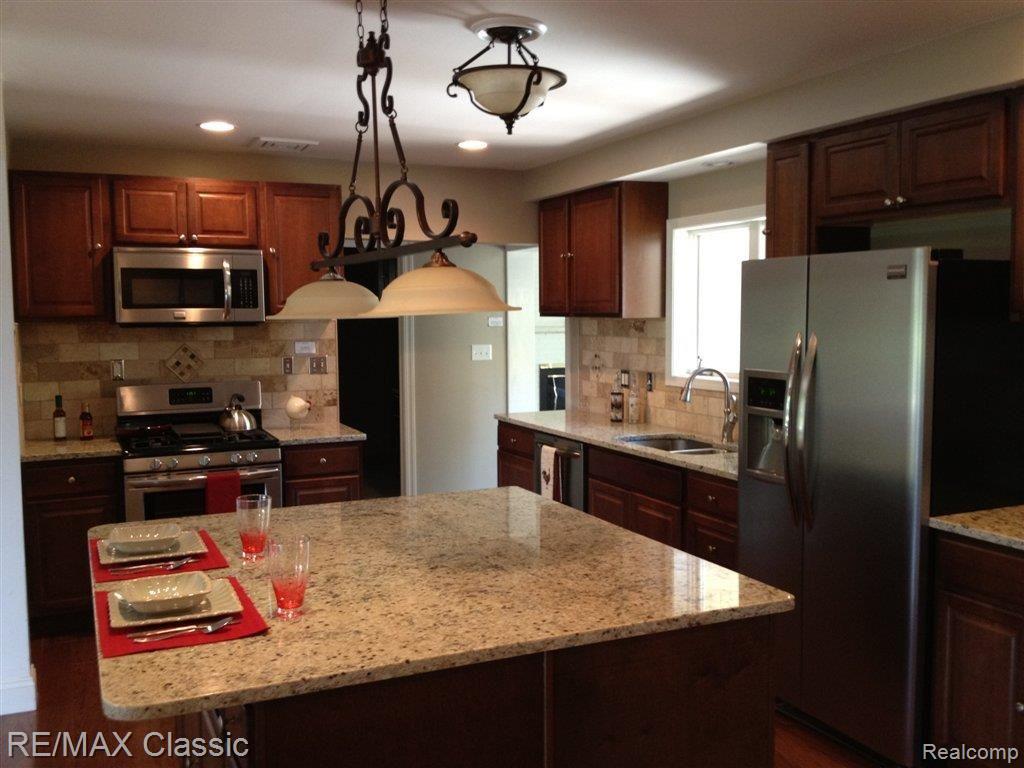 199 Barrington Road Bloomfield Hills, MI 48302 - Photo 3 of 5 Huge Oversized Island!
