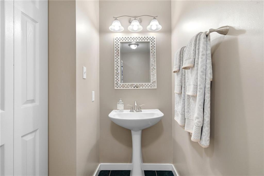 308 Maple Road Pittsburgh, PA 15239 - Photo 17 of 47 Gallery Image 17