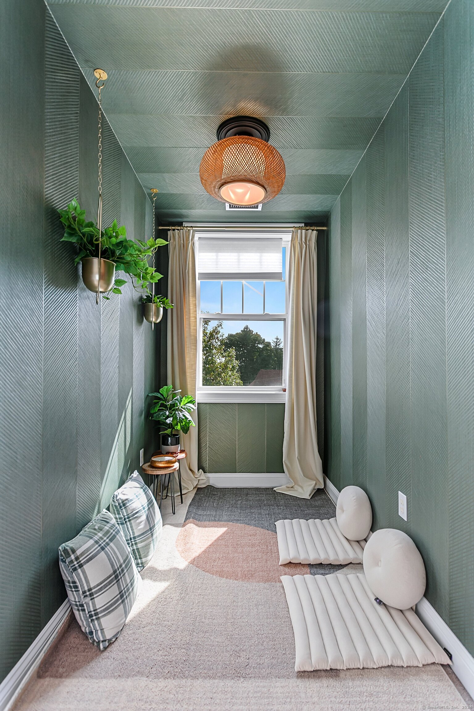 28 Rock Spring Road, Unit B2 Stamford, CT 06906 - Photo 23 of 32 a living room with furniture and a window