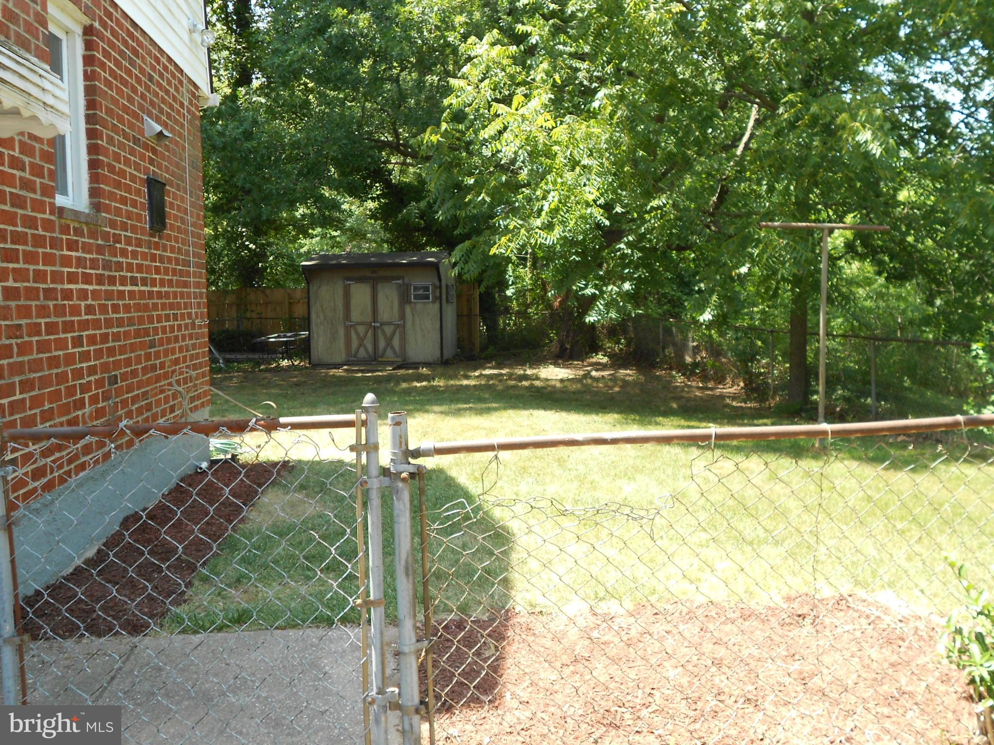 5724 Van Dyke Road Baltimore, MD 21206 - Photo 27 of 35 Side Yard Access w/ Gate Off Driveway