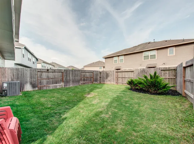 a view of a back yard