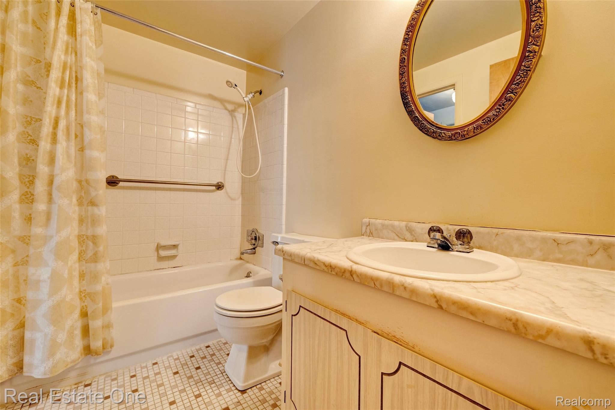 4456 15 Mile Road Sterling Heights, MI 48310 - Photo 15 of 31 17) Upstairs Bathroom.jpg