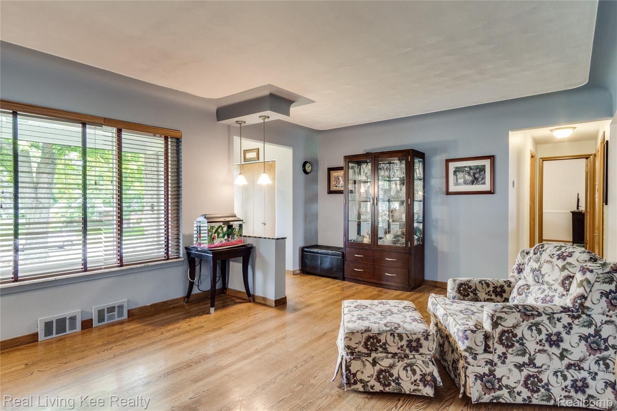 797 Redwood Court Rochester, MI 48309 - Photo 5 of 40 Interiors (4 of 39).jpg