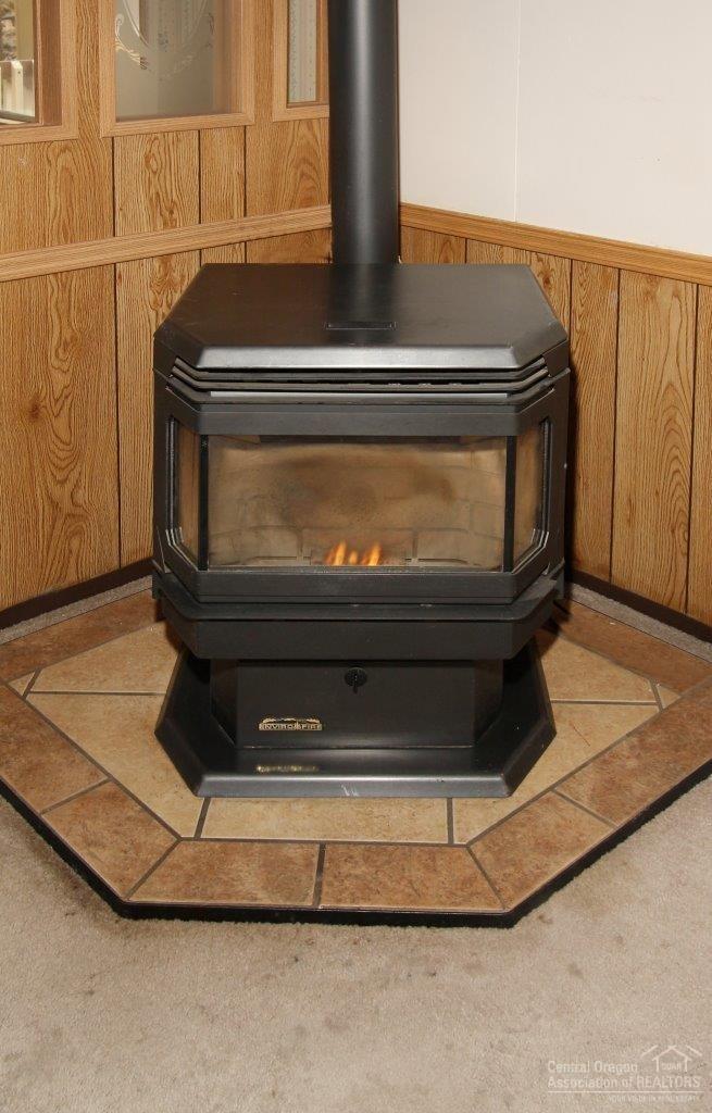 60901 Brosterhous Road, Unit 754 Bend, OR 97702 - Photo 4 of 21 Working Pellet Stove. Great for economy