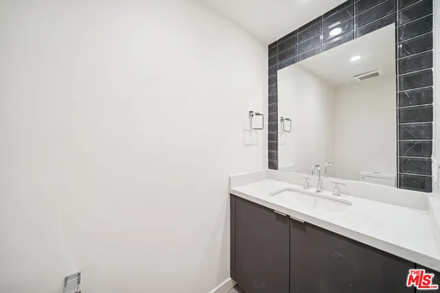 $4,611 | 1051 South Corning Street, Unit 103, Los Angeles, CA 90035