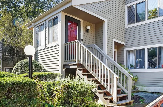 $374,999 | 132 Stonemeadow Drive, South Salem, NY 10590