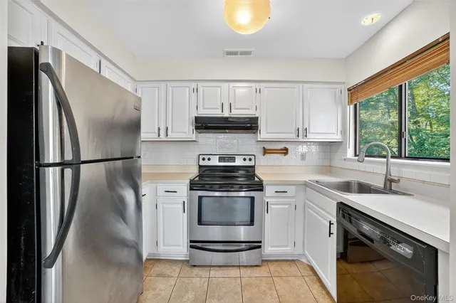 $374,999 | 132 Stonemeadow Drive, South Salem, NY 10590