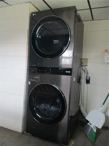 a close up view of a washer and dryer