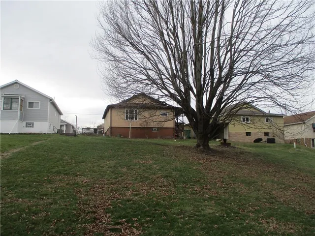 a view of a house with a yard