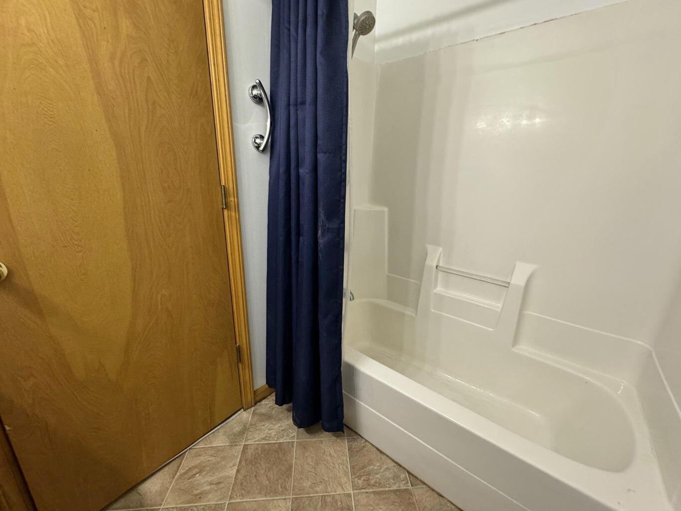 647 North Calumet Road Chesterton, IN 46304 - Photo 42 of 42 a bathroom with a bathtub