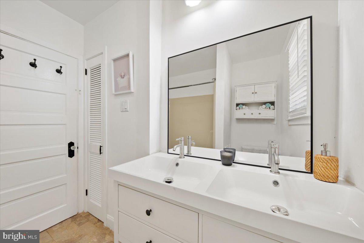 313 Fairview Avenue Moorestown, NJ 08057 - Photo 21 of 47 a bathroom with a sink and a mirror