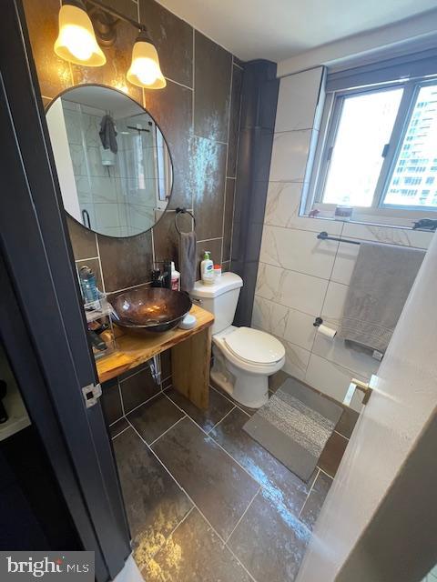 2101 Chestnut Street, Unit 504 Philadelphia, PA 19103 - Photo 17 of 28 a bathroom with a toilet a sink and mirror
