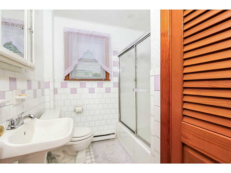 1 Major Arnold Road Narragansett, RI 02882 - Photo 18 of 25 Bathroom.