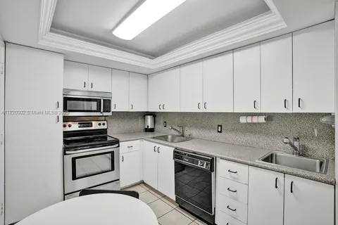 $425,000 | 5005 Collins Avenue, Unit 424, Miami Beach, FL 33140