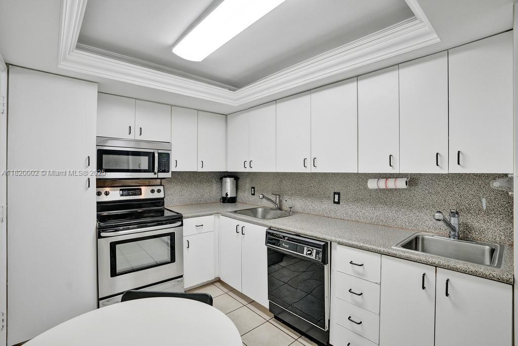 5005 Collins Avenue, Unit 424 Miami Beach, FL 33140 - Photo 5 of 22