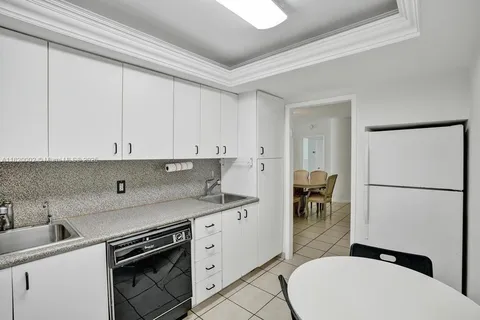 $425,000 | 5005 Collins Avenue, Unit 424, Miami Beach, FL 33140