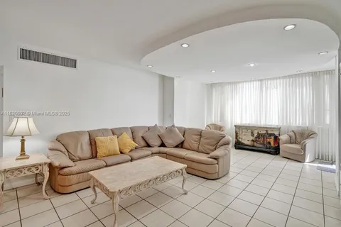 $425,000 | 5005 Collins Avenue, Unit 424, Miami Beach, FL 33140